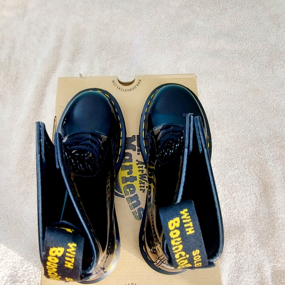 Dr. Martens Black Patent Leather Lace-Up Ankle Boots Women's Size 6 Brand New - Picture 10 of 16